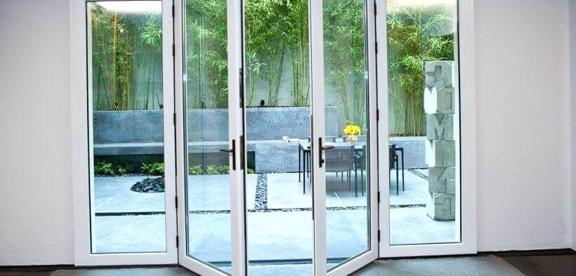 cửa chính nên mở ra hay mở vào