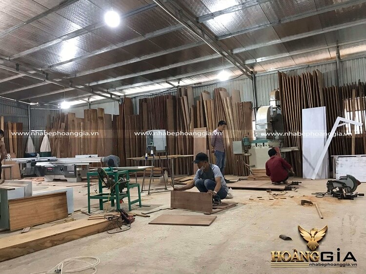 xưởng sản xuất tủ bếp gỗ Laminate