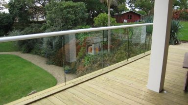 Tìm hiểu về mẫu lan can ban công kính âm sàn trong thiết kế nhà ở